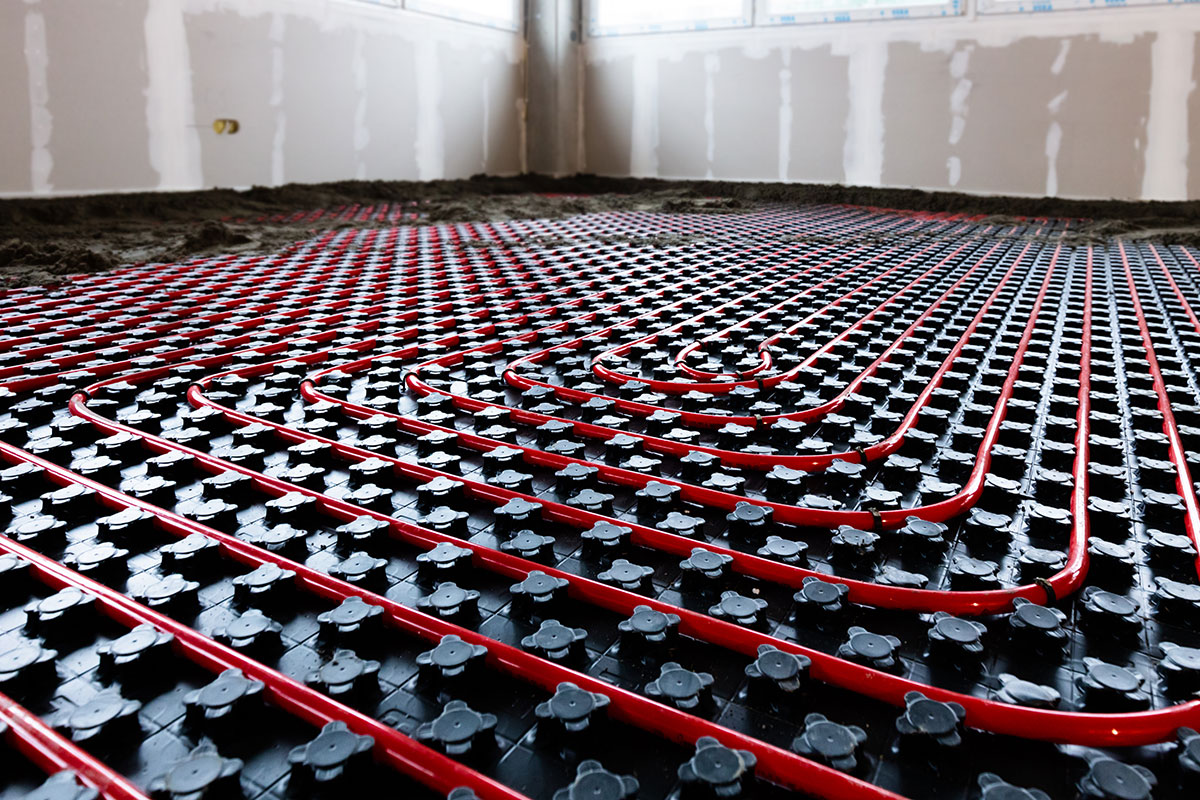 Impianto di riscaldamento e raffrescamento a pavimento: come funziona, costi, consumi e quando conviene davvero Impianto di riscaldamento e raffrescamento a pavimento: come funziona, costi, consumi e quando conviene davvero